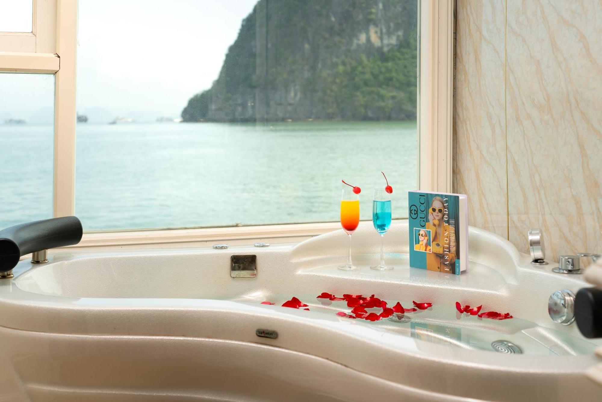 Отель Halong Aquamarine Royal Cruise Халонг Экстерьер фото