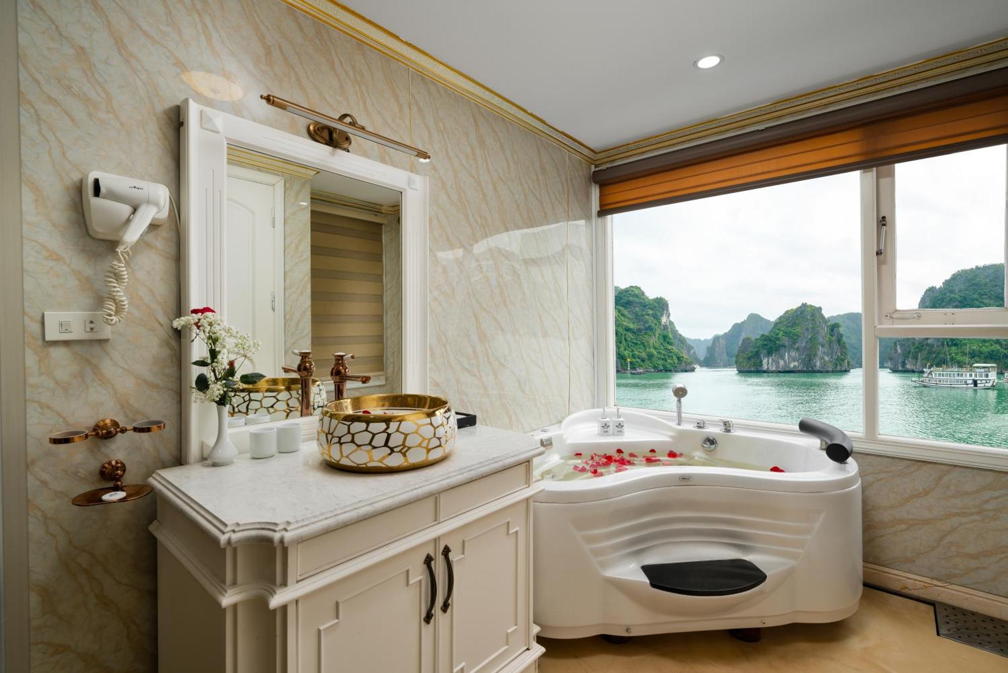 Отель Halong Aquamarine Royal Cruise Халонг Экстерьер фото